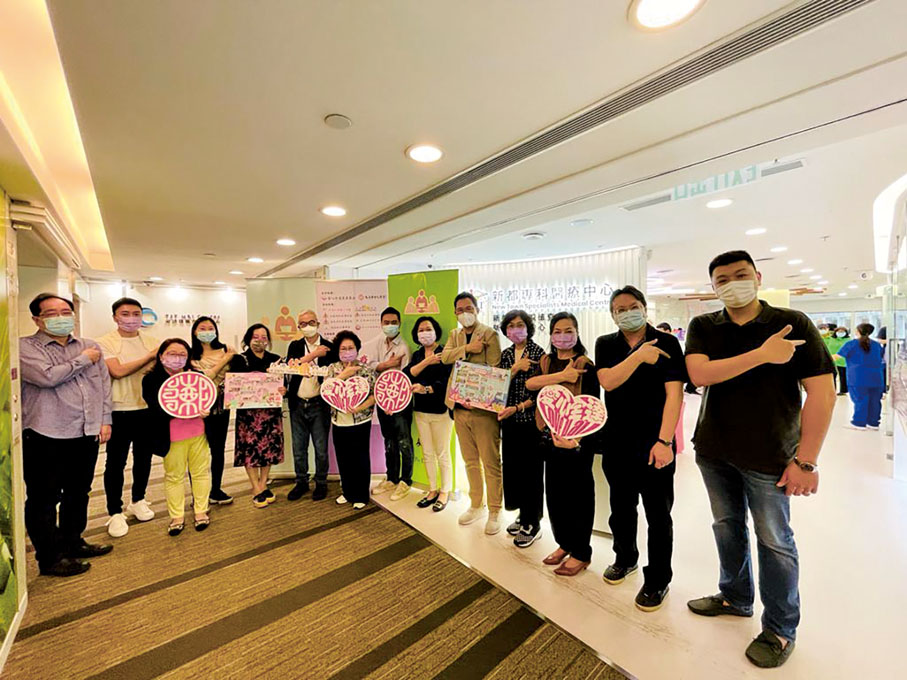 6月4日，永遠榮譽會長潘陳愛菁、會長朱立夫、副會長楊詩傑、副會長關淑敏與副監事長宋敏之參與本會合辦新冠疫苗接種日活動，在尖沙咀新都專科醫療中心為市民接種第一、二、三及四針疫苗，並派送抗疫包。