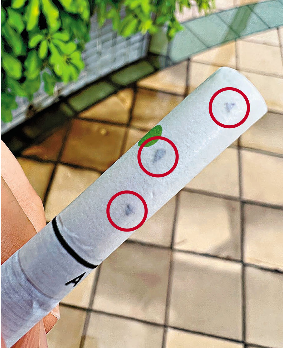 ◆不少平價煙出現疑似霉點污漬（紅圈示）。香港文匯報記者  攝