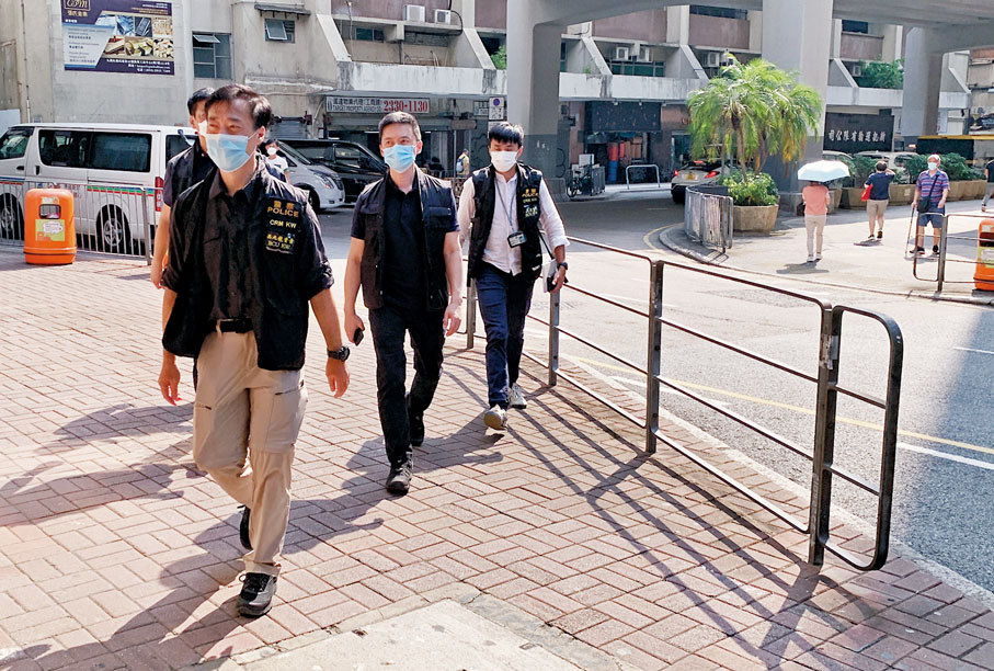 ◆警司鍾雅倫（前）昨日帶隊到MIRROR演唱會承辦商的辦公室及倉庫調查。香港文匯報記者  攝