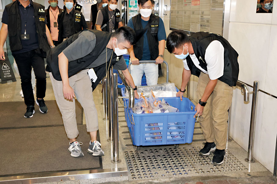 ◆重案組探員昨日持法庭搜查令到MIRROR演唱會承辦商的辦公室搜查，檢走一批證物。香港文匯報記者  攝