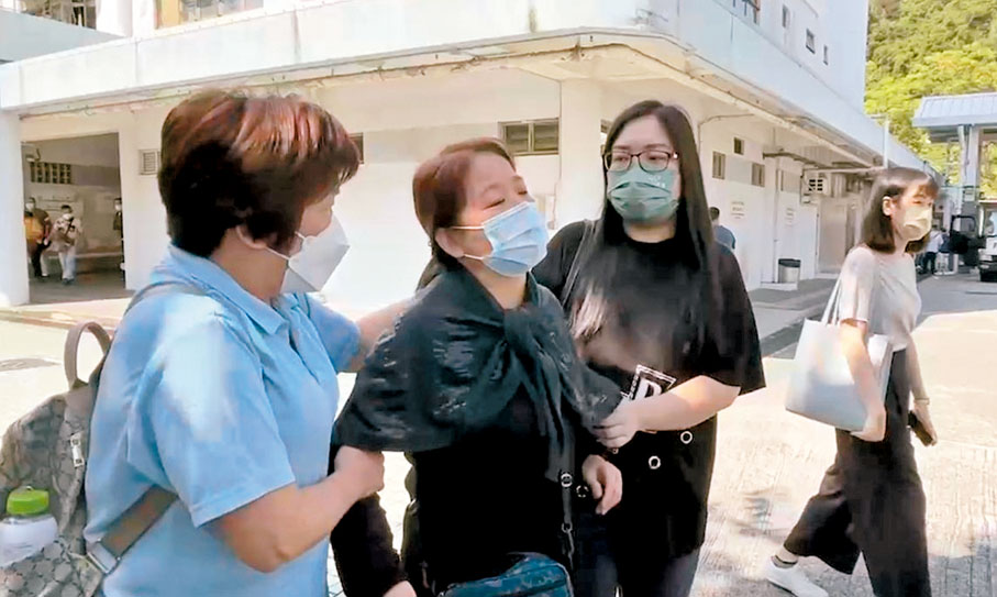 ◆潘母（左二）日前往殮房認屍後，傷心不已。資料圖片