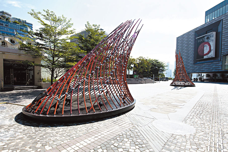 ◆實體作品《回聲在目》結合了關聯昌的水粉紙本作品《荔枝》的AR元素。