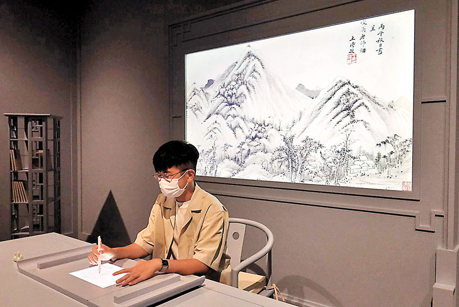 ◆觀眾可在現場模仿古人創作，系統經分析後會評相似度。