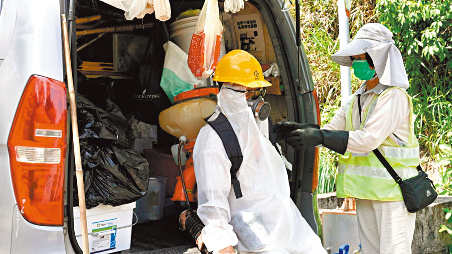 ◆ 防治蟲鼠組工人開工要由頭包到腳，穿上防護衣、戴上眼罩及防毒面具。 團體供圖