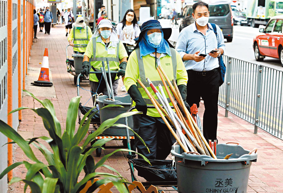 ◆ 清潔工人穿上悶熱不透風的裝備，汗如雨下。香港文匯報記者  攝