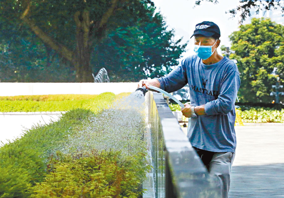 ◆ 本港昨日日間酷熱及非常乾燥，有人噴水為植物降溫。香港文匯報記者  攝