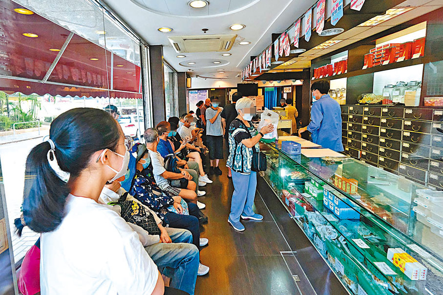 ◆工人醫療所每年應診人次超過100萬。圖為病人到工人醫療所（觀塘）求診。 香港文匯報記者  攝