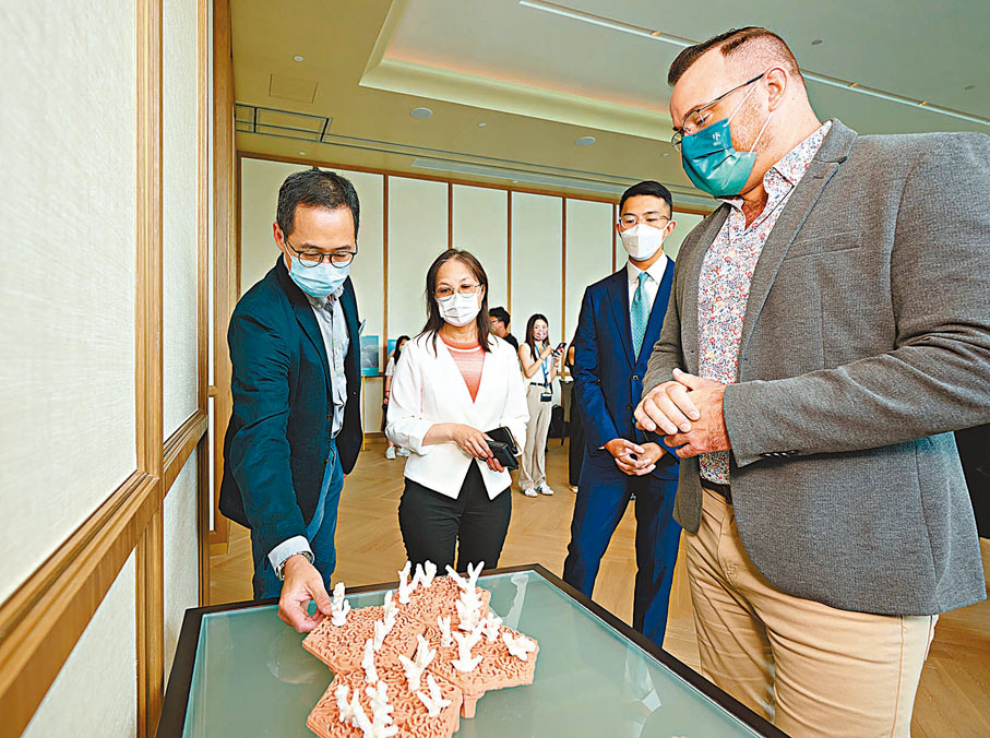 ◆archiREEF聯合創辦人 David M.Baker（右一）向多名主禮嘉賓介紹3D 打印赤陶製的珊瑚礁盤。