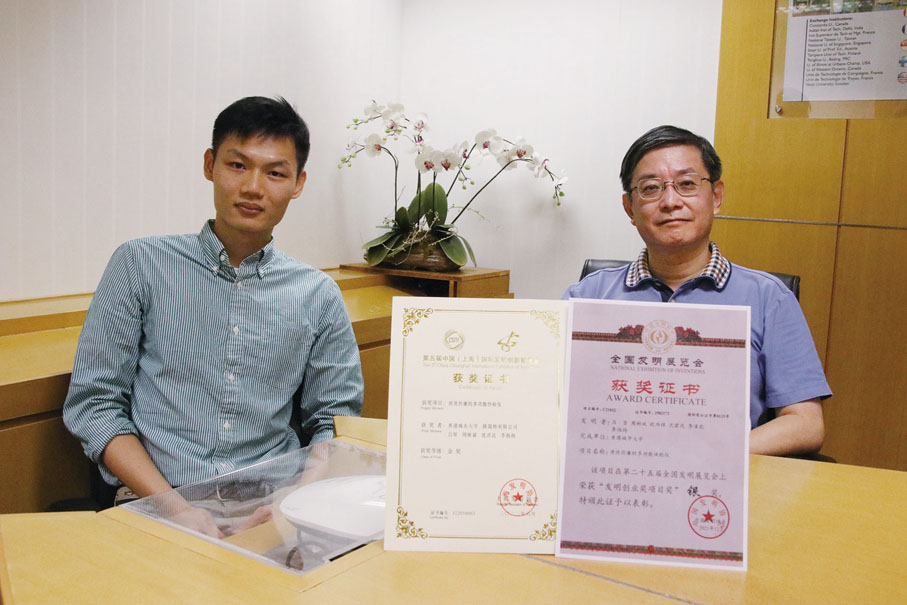 ◆城大機械工程學系講座教授呂堅教授(右)及材料科學及工程學系博士生沈君達先生(左)。