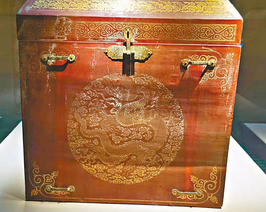 ◆戧金雲龍紋朱漆木箱