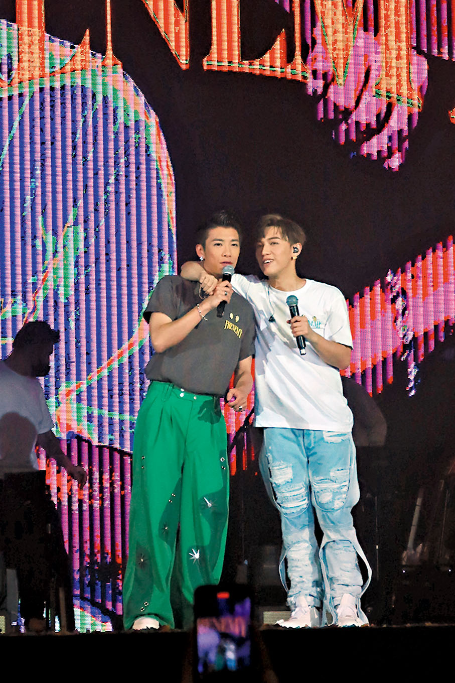 ◆洪嘉豪與張天賦每次見到面都會攬頭攬頸。資料圖片