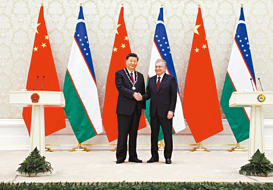 ◆ 當地時間9月15日，國家主席習近平在撒馬爾罕國際會議中心接受烏茲別克斯坦總統米爾濟約耶夫授予「最高友誼」勳章。新華社