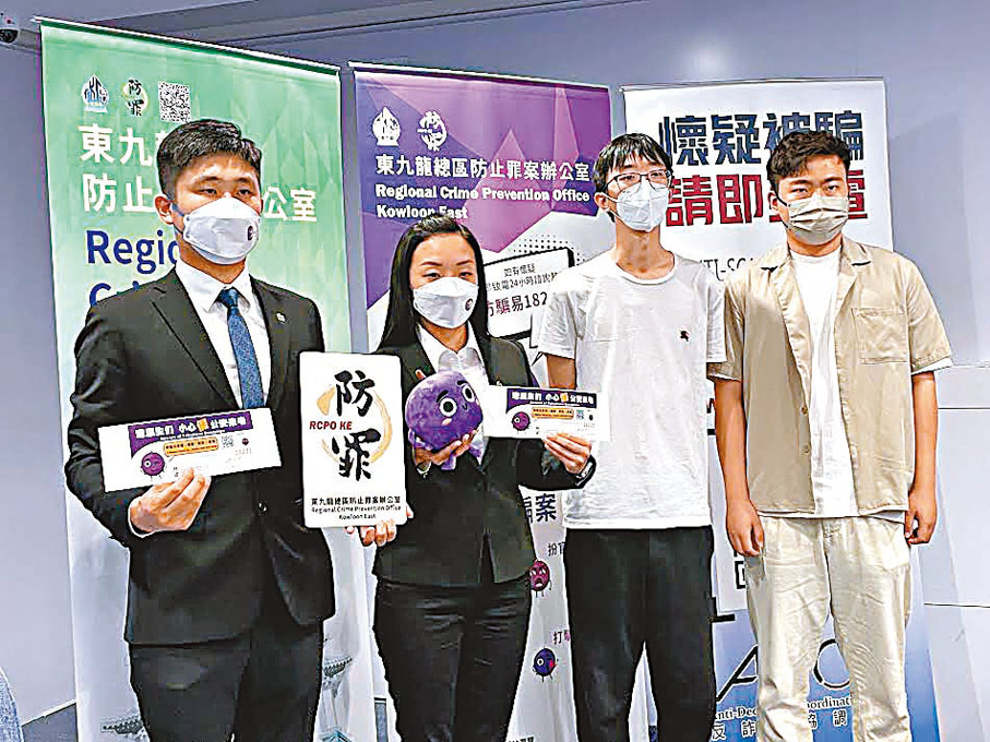 ◆潘同學(右二)及魏同學(右一)透過「港漂報案室微信群組」協助警方破獲電話騙案。 香港文匯報記者 攝