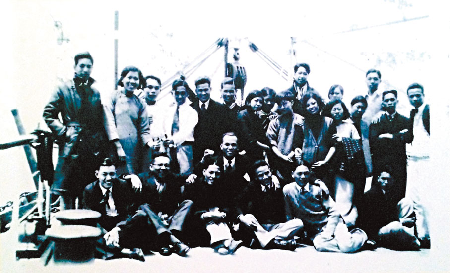 ◆ 1932年，香港醫療護理隊遠赴上海，協助救援傷兵。圖為出發前合照。資料圖片