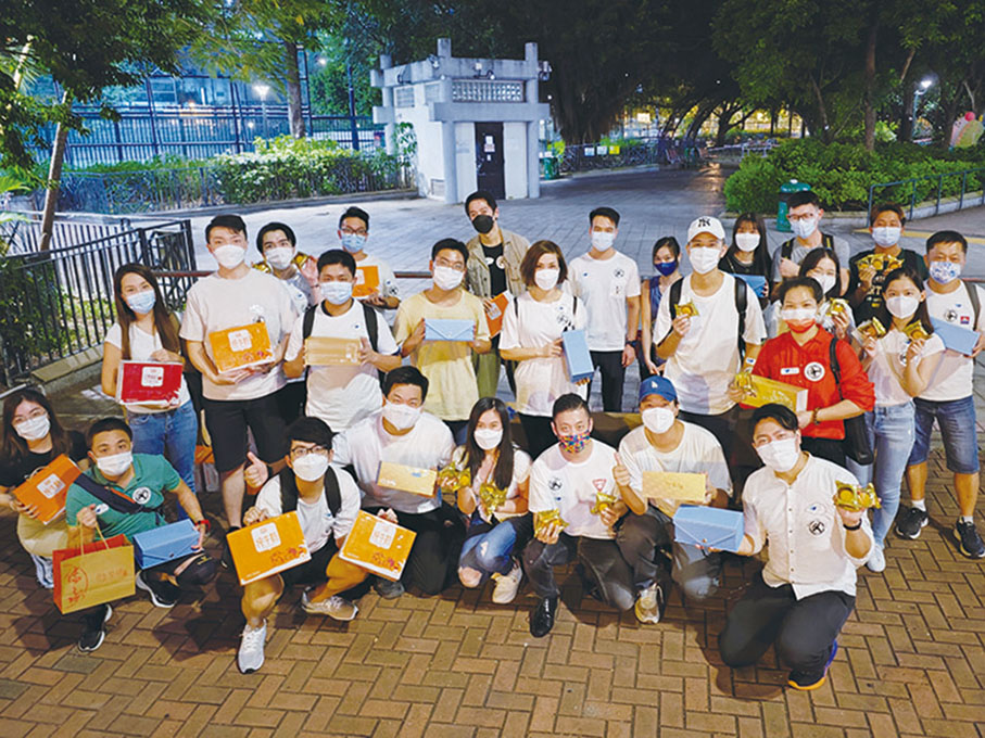 ◆ 青年義工組織敢動文化協會與香港青年陽光力量聯同多個團體日前舉辦「中秋物資贈街友活動」，40多位熱心青年參與。
