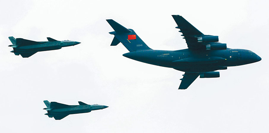 ◆ 空軍兩架戰鬥機為護送烈士遺骸的專機護航。香港文匯報記者于珈琳  攝