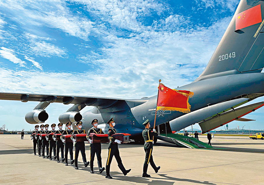 ◆ 中國人民解放軍禮兵護送烈士棺槨上飛機。中新社