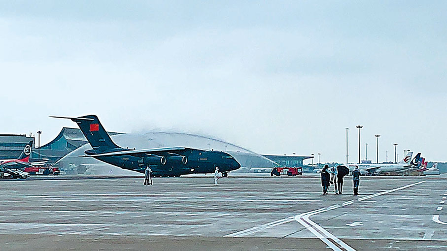 ◆ 運送志願軍烈士遺骸的空軍專機通過水門。 香港文匯報記者于珈琳  攝