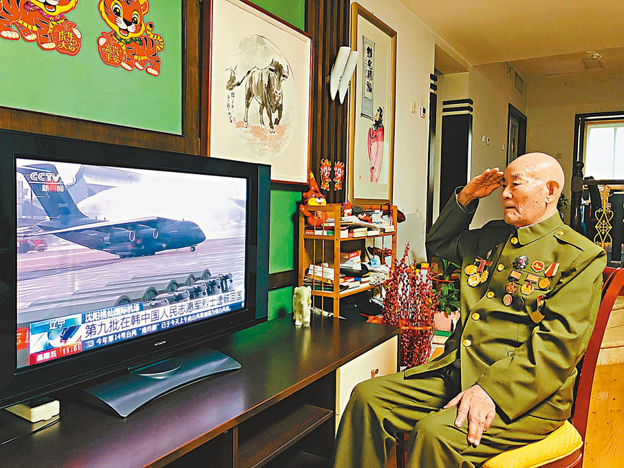 ◆ 王鳳和「隔屏」敬禮。 受訪者供圖