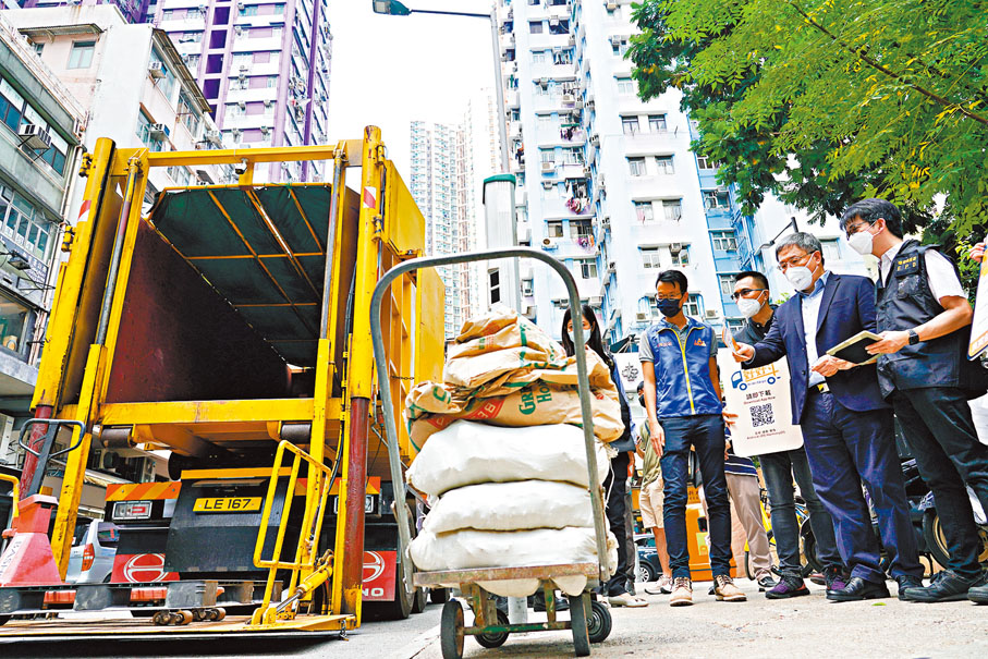 ◆政務司副司長卓永興（右二）到葵涌光輝圍實地視察「好好斗」建築廢物預約收集服務的運作。