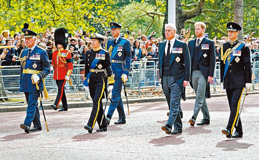 ◆ 安德魯和哈里將穿軍服守夜。 美聯社