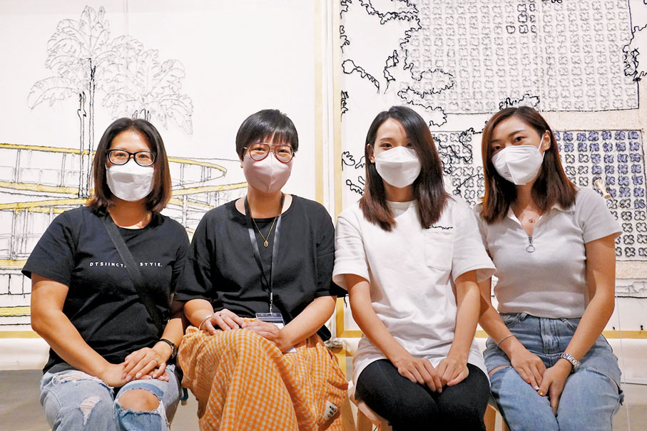 ◆鄭淑宜（左二）與荃灣社區新來港婦女合作將地標以戳繡形式留在畫布之上。