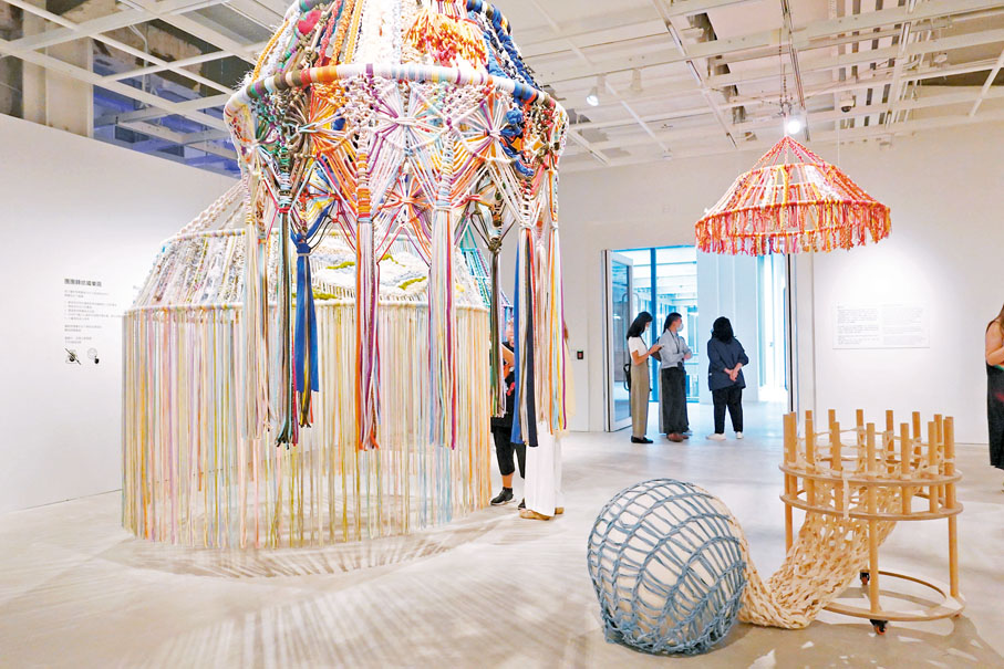 ◆馬穎汶利用回收衣物打造的作品「團團轉」。