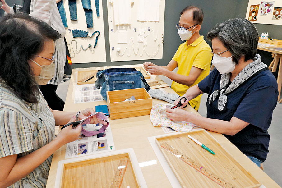 ◆公眾正在參與「逆向生產線」工作坊。