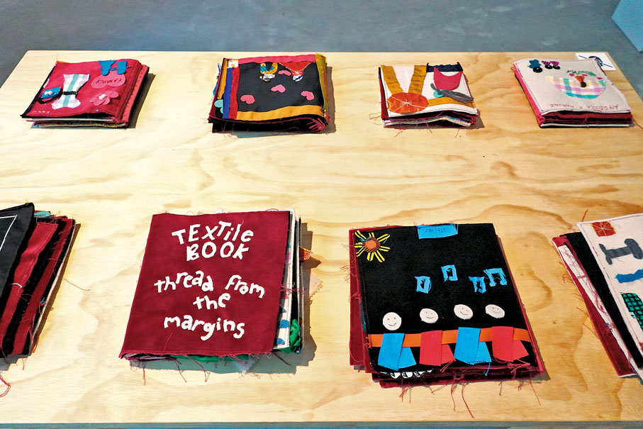 ◆艾瑪‧昆托與本港外籍家傭共同合作的布藝書。