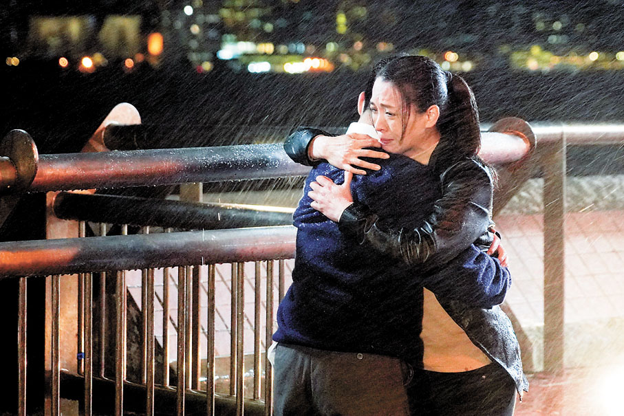◆這幕雨中母子相擁戲相當感人。