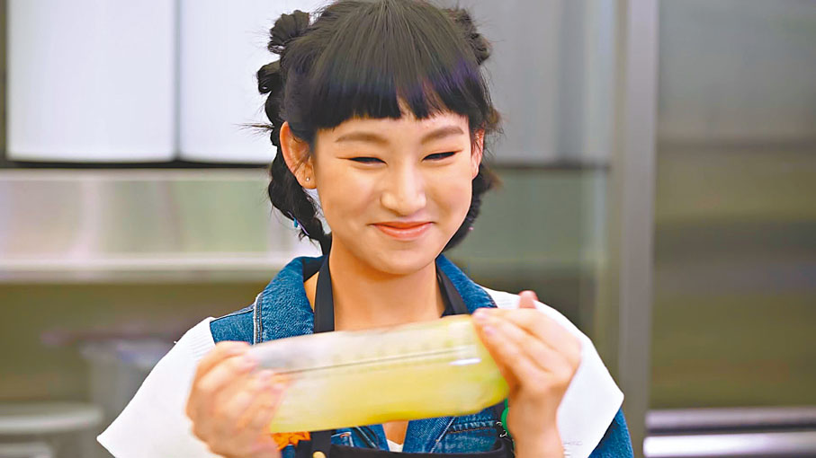 ◆炎明熹笑得可疑，似乎都知自己調製出「傑作」。