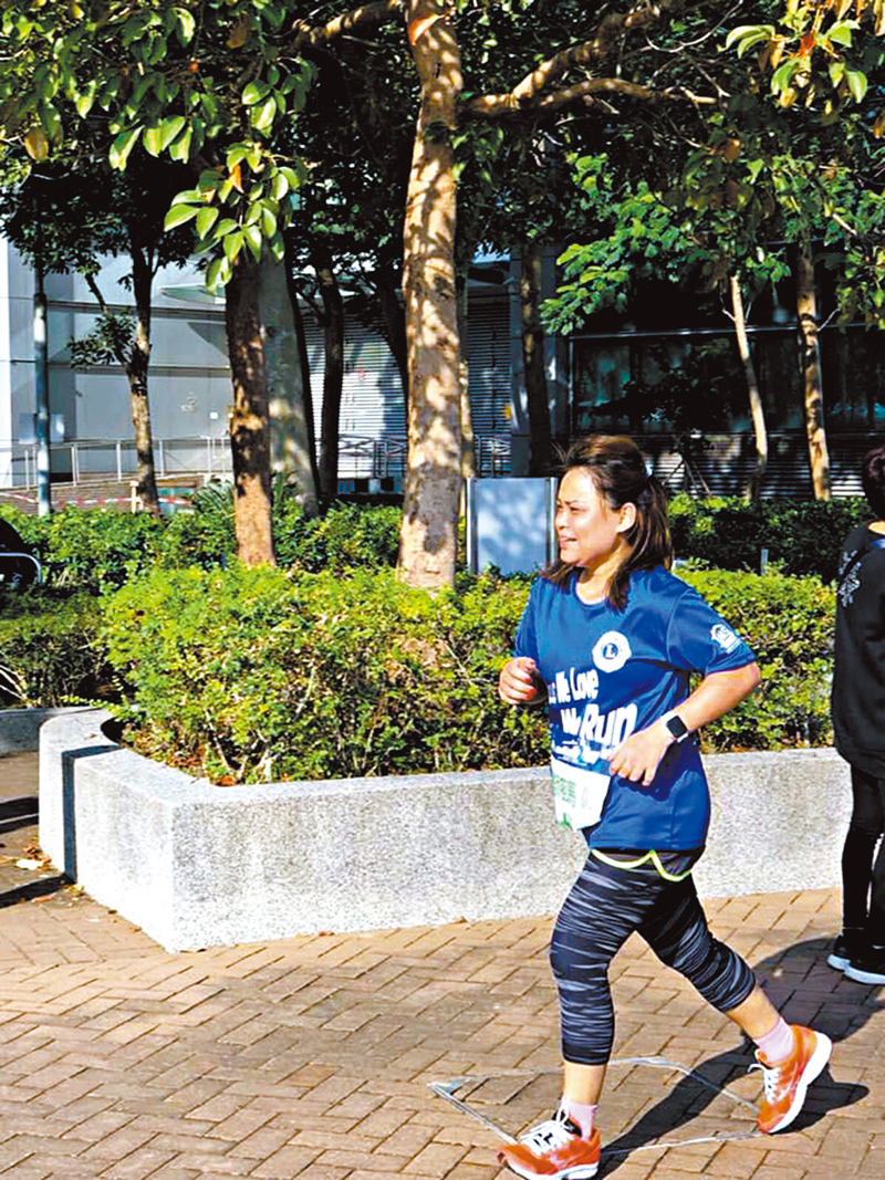 ◆黃女士經常做運動，有時運動扭傷想接受物理治療時，卻需經西醫轉介，她認為費時嘥錢。受訪者供圖