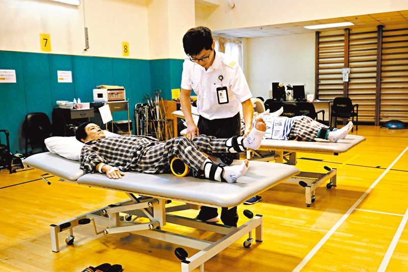 ◆特區政府早前建議修訂《輔助醫療業條例》，容許市民無須西醫轉介信下接受物理治療及職業治療等服務，引起支持者及反對者熱議。圖為市民正接受物理治療。資料圖片