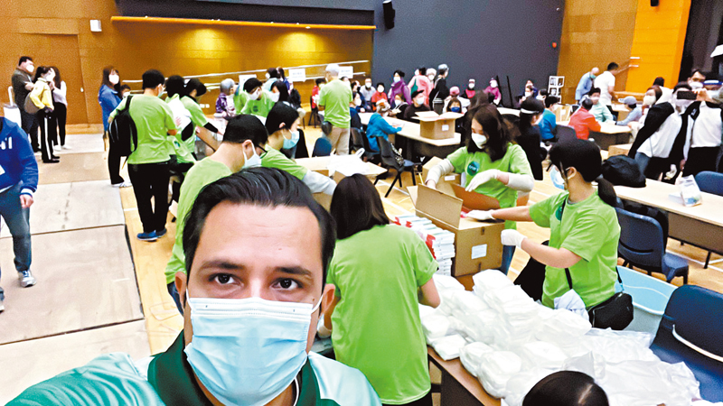 ◆利哲宏（前排）早前參與包裝「防疫服務包」的義工服務。　受訪者供圖