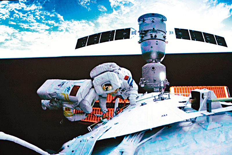 ◆ 陳冬（右）、蔡旭哲同時在艙外操作。 新華社