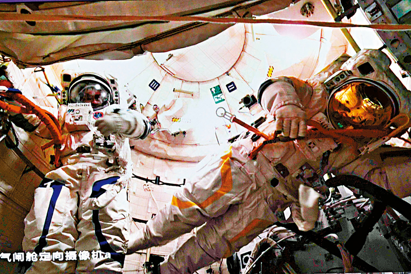 ◆ 陳冬（左）、蔡旭哲結束出艙任務返回問天實驗艙。 新華社