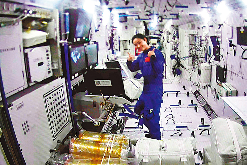 ◆ 劉洋為圓滿完成出艙任務的陳冬、蔡旭哲點讚。 新華社