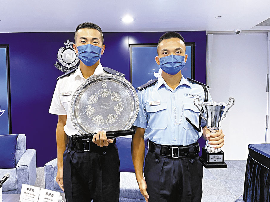 ◆今期獲優異成績結業的督察鄭源霖(左)及警員韓世杰。 香港文匯報記者  攝