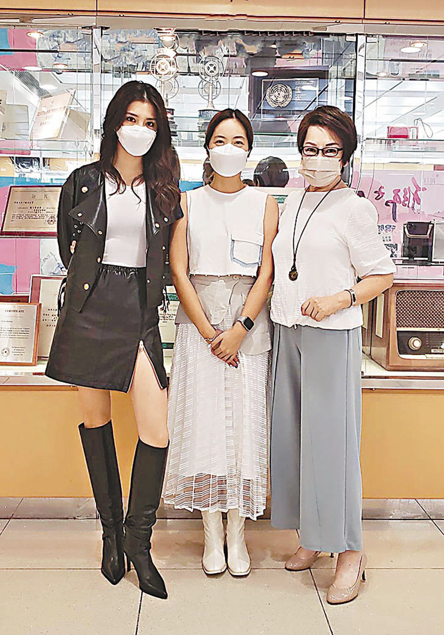 ◆ 吳千語(左)與導演朱鳳嫻(中)接受車淑梅訪問。