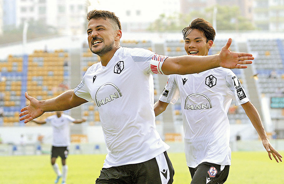 ◆杜度（左）一箭定江山，繼對理文之戰後再取得關鍵入球。