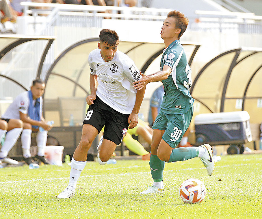 ◆簡嘉亨（左）高速推贏對手，助攻隊友貢獻致勝入球。