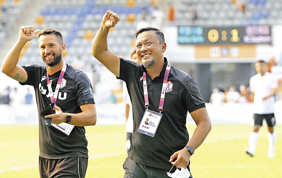 ◆南區的絕殺入球來自鄭兆聰（右）及教練團苦練的死球戰術。