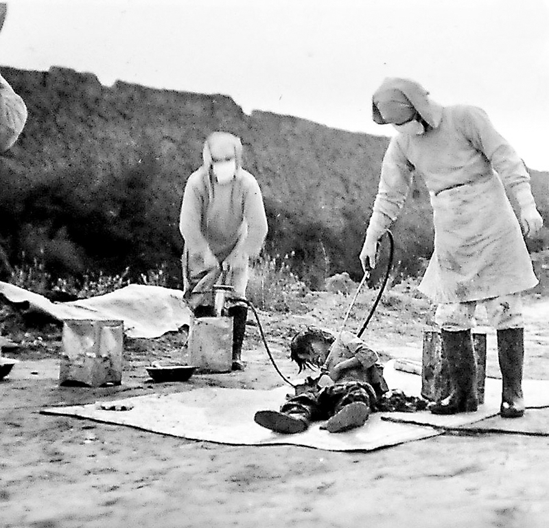 ◆日本731部隊於二戰期間在華進行慘絕人寰的試驗。圖為偽滿洲國民生部保健司派員參加1940年11月吉林省農安縣鼠疫「防疫」活動照片。 資料圖片