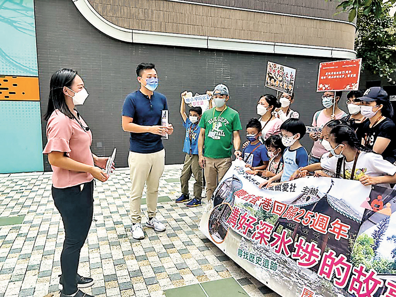◆鄭泳舜(左二)與劉佩玉(左一)日前帶領約30名親子街坊導賞遊覽,認識深水埗區歷史。