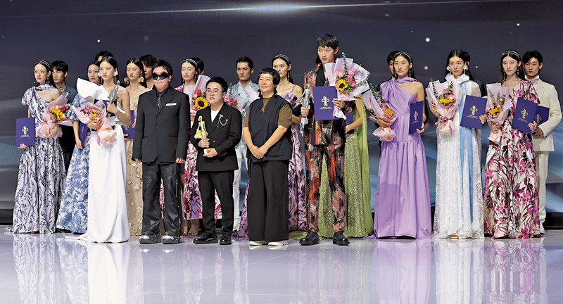 ◆中國服裝設計「金頂獎」以及男女十佳模特等各項中國時尚大獎獲得者在閉幕式上領獎。