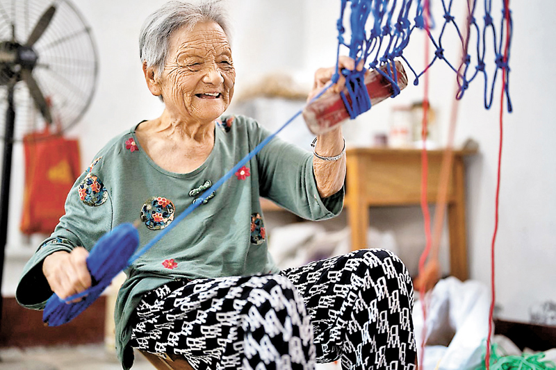 ◆ 91歲的老太太在編織繩網。