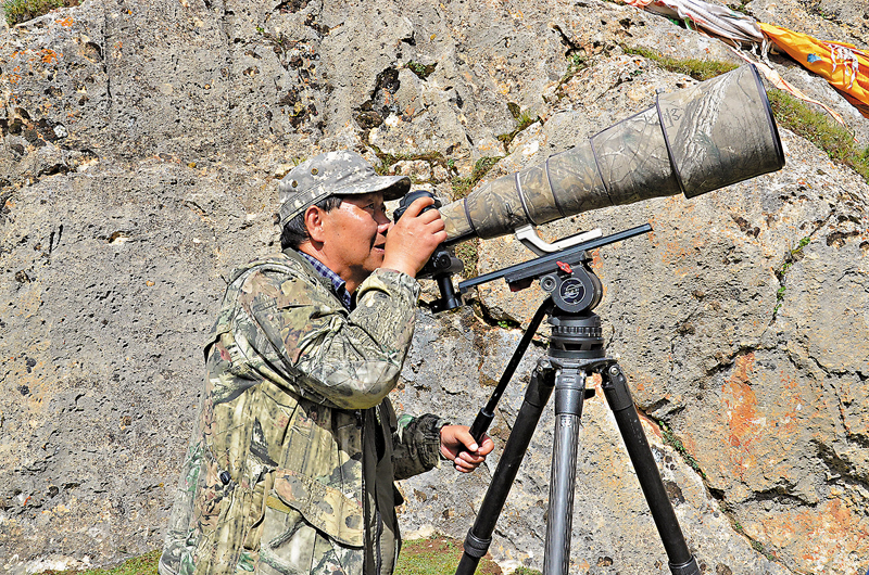 ◆鮑永清在天峻溝拍攝野生動物。  張仕珍 攝