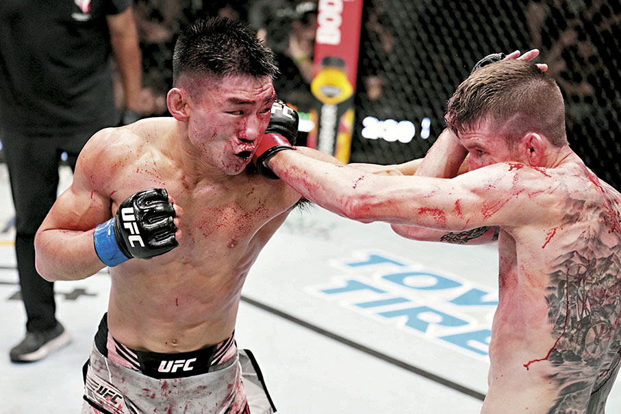 ◆宋亞東（左）眉骨受傷，血流披面。 微博圖片