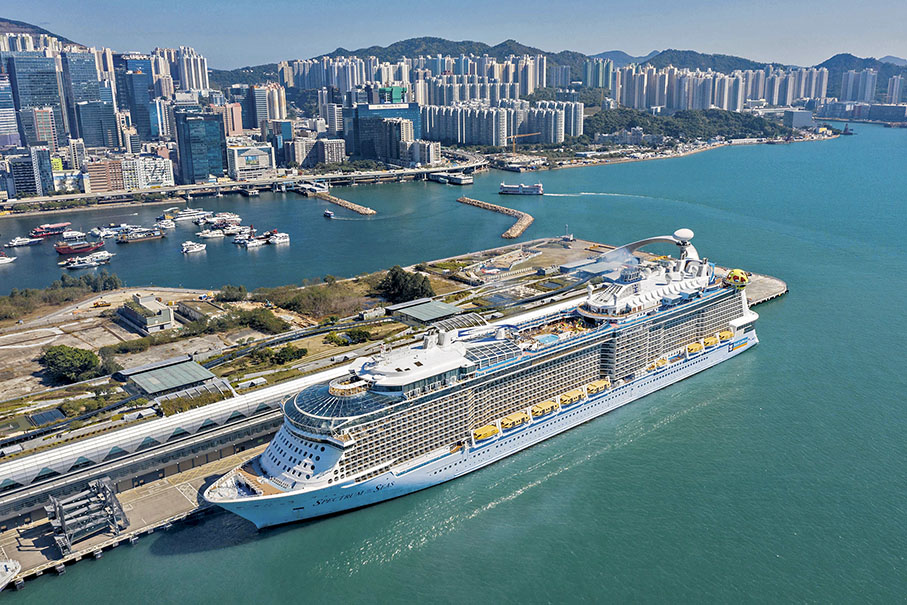 ◆徐王美倫擔心香港郵輪母港的地位受動搖。圖為皇家加勒比國際郵輪旗下的海洋光譜號郵輪，曾停靠香港啟德郵輪碼頭。 資料圖片