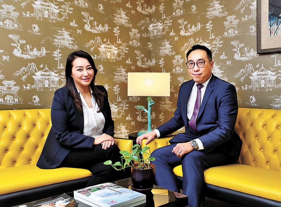 ◆ 帝盛酒店集團總裁邱詠筠(左)和旅遊界選委黃進達預計PARK PENINSULA將成為地標性項目。 香港文匯報記者 攝